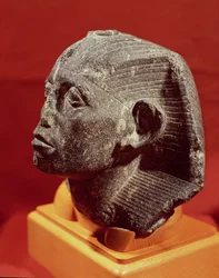 Cabeza de Sesostris III, de Medamud cerca de Karnak, Reino Medio, c.1862-43 a.C.