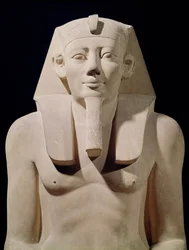 Estatua sedente de Sesostris I (1971-28 a. C.), procedente originalmente del templo funerario de Sesostris I en al-Lisht (detalle)