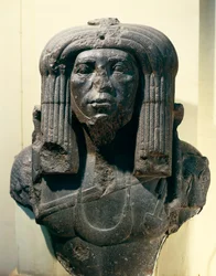 Busto de Amenemhat III (Nimaat Re o Ammenemes III), representado como sacerdote, de Fayum, Imperio Medio, dinastía XII