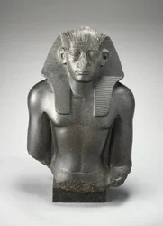 Cabeza y torso masculino de una estatua sentada del Rey Sesostris III? de Egipto.