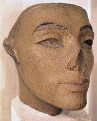 Una cabeza real, posiblemente de Nefertiti, de Memphis, Nuevo Reino (cuarcita)