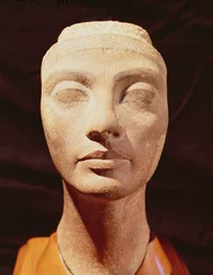 Cabeza real, posiblemente de Nefertiti, de Menfis, Nuevo Reino