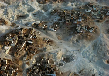 Vista aérea del yacimiento arqueológico de Qurna, Sheikh Abd el-Qurna, Necrópolis Tebana, Egipto, Reino Nuevo, Dinastía XVIII-XIX