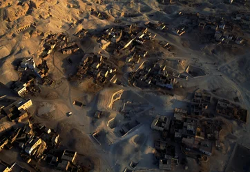 Vista aérea del yacimiento arqueológico de Qurna, Sheikh Abd el-Qurna, Necrópolis Tebana, Egipto, Reino Nuevo, Dinastía XVIII-XIX