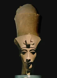 Amenhotep IV, con doble corona ...