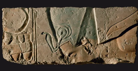 Amenofis IV Akhenatón adorando al sol (relieve en piedra caliza)