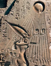 Antigüedad egipcia: bajorrelieve que representa a Amenofis IV (Akenatón o Amenhotep) (1352-1338 a. C.) y a su familia rindiendo homenaje al dios Atón. Detalle que representa al faraón. 1364-1347 a. C.