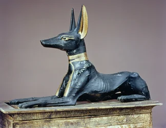 Anubis, dios egipcio de los muertos procedente de un cofre en forma de santuario, de la tumba de Tutankamón (c. 1370-52 a. C.), Imperio Nuevo (madera)
