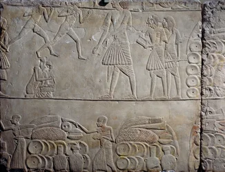 Disposición de alimentos en almacenes, relieve mural en piedra caliza, de la tumba menfita de Horemheb en Saqqara, Civilización egipcia, Reino Nuevo, Dinastía XVIII
