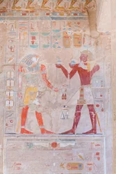 Imagen en bajorrelieve que representa al faraón (a la derecha) haciendo ofrendas al dios Horus, templo de Hatshepsut de Deir Al Bahari, Luxor, Egipto (foto)