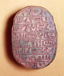 Base de un escarabajo de matrimonio de Amenhotep III (c.1417-1379 a.C.) y la Reina Tiy, Nuevo Reino, c.1391-1353 a.C.