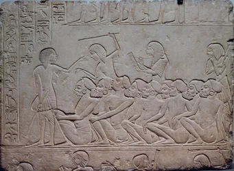 Prisioneros negros rodeados de guardias armados, relieve de la tumba menfita de Horemheb en Saqqara, Civilización egipcia, Reino Nuevo, Dinastía XVIII