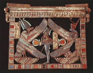 Placa pectoral que representa a Osiris sobre fondo negro