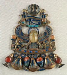 Coraza con emblemas solares y lunares, De la tumba de Tutankamón, Tebas, Egipto, Arte orfebre, Civilización egipcia, Reino Nuevo, Dinastía XVIII
