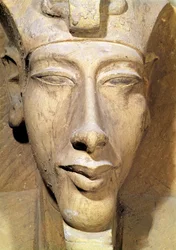 Busto de Amenofis IV (Akenatón) (c.1364-1347 a.C.) del Templo de Amón, Karnak, c.1353-1337 a.C. (arenisca) (detalle)