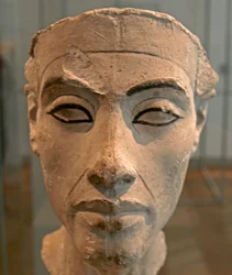 Busto de Nefertiti (c1370- c1330 a.C.) Gran Esposa Real (consorte principal) del faraón egipcio Akhenatón. Nefertiti y su esposo fueron conocidos por una revolución religiosa. Comenzaron a adorar a un solo dios, Atón, el disco solar.