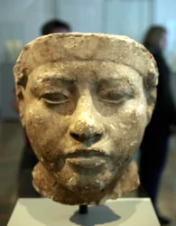Busto de Nefertiti (c1370- c1330 a.C.) Gran Esposa Real (consorte principal) del faraón egipcio Akhenatón. Nefertiti y su esposo fueron conocidos por una revolución religiosa. Comenzaron a adorar a un solo dios, Atón, el disco solar.