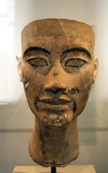 Busto de Nefertiti (c1370- c1330 a.C.) Gran Esposa Real (consorte principal) del faraón egipcio Akenatón. Nefertiti y su esposo fueron conocidos por una revolución religiosa. Comenzaron a adorar a un solo dios, Atón, el disco solar.