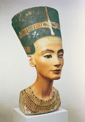Busto de la reina Nefertiti, del estudio del escultor Thutmose en Tell el-Amarna
