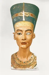 Busto de la reina Nefertiti, vista frontal, del taller del escultor Tutmosis en Tell el-Amarna