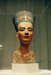 Busto de la reina Nefertiti, vista frontal, del taller del escultor Thutmose en Tell el-Amarna