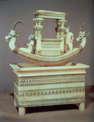 Cofre con un barco decorado con dos cabezas de íbice sirio y dos figuras femeninas que se cree son la Princesa Mutnedjmet, de la tumba de Tutankamón (c.1370-52 a.C.) Nuevo Reino