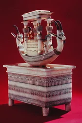 Cofre con un barco decorado con dos cabezas de íbice sirio y dos figuras femeninas que se cree que son la Princesa Mutnedjmet, de la tumba de Tutankamón (c.1370-1352 a.C.) Nuevo Reino