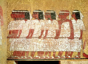 Cortejo tirando del catafalco del rey, de la tumba de Tutankamón (c.1370-52 a.C.) Reino Nuevo (pintura mural)