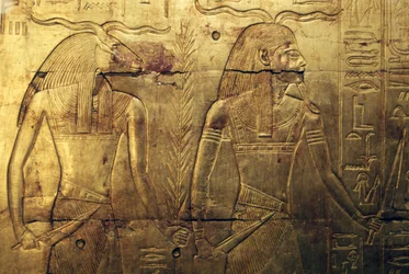 Deidades, grabado en el panel posterior de la tercera capilla funeraria cubierta de oro, Tesoro de Tutankamón, Egipto, Civilización egipcia, Reino Nuevo, Dinastía XVIII