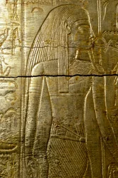 Detalle de grabado de la capilla cubierta de oro de Tutankamón