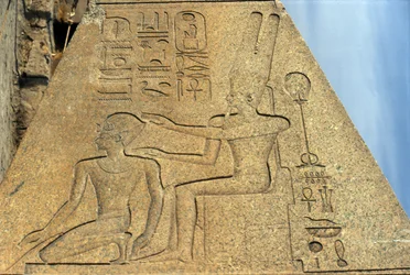 (detalle) del obelisco caído de la Reina Hatshepsut