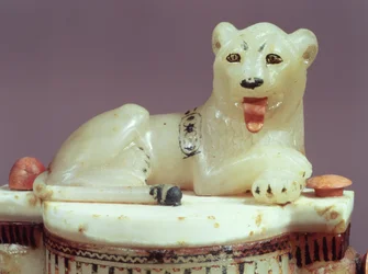 Detalle de la tapa de un frasco de ungüento con una figura del rey como león, de la tumba de Tutankamón, Reino Nuevo
