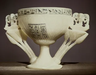 Copa de bebida en forma de flor de loto medio abierta, encontrada en la entrada de la tumba de Tutankamón (c.1370-52 a.C.) Nuevo Reino