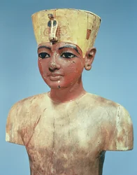 Maniquí del joven Tutankamón (c. 1370-52 a. C.) que lleva una combinación entre la corona de los reyes del Bajo Egipto y el tocado de Nefertiti