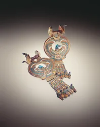 Pendientes con aves híbridas con alas de halcón y cabezas de pato, de la tumba de Tutankamón (c.1370-1352 a.C.) Reino Nuevo