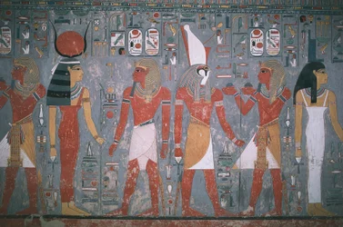 Egipto, Tebas, Luxor, Valle de los Reyes, Tumba de Horemheb, Pintura mural que representa a Horemheb entre la diosa Isis y el dios Horus, Reino Nuevo, Dinastía XVIII