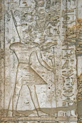 Antigüedad egipcia: detalle de los relieves de la capilla de alabastro del faraón Thutmosis IV (1419-1387 a.C.) que lo representa portando los símbolos del poder. Museo al aire libre del templo de Karnak Egipto