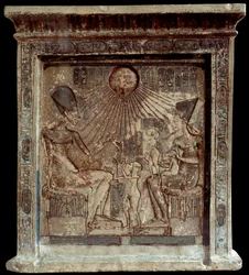 Reina egipcia Nefertiti (1353-1336 a.C.), con el faraón Amenofis IV (Akhenatón o Amenhotep) (1352-1338 a.C.) y sus hijos. Bajo relieve. XVIII dinastía, Nuevo Imperio. El Cairo, Museo Egipcio