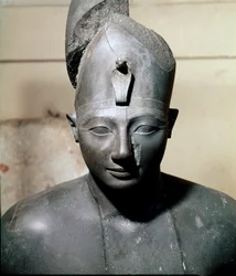 Antigüedad egipcia: busto de basalto del faraón Tutmosis III (circa 1504-1450 a.C.) dinastía XVIII. De Karnak. El Cairo, Museo Egipcio
