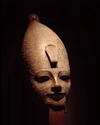 Antigüedad egipcia: cabeza colosal de Amenofis III (Amenhotep). Escultura de granito rosa. Siglo XIV a.C. Dinastía XVIII. Museo de Luxor, Egipto