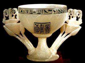 Antigüedad egipcia: copa de la inmortalidad de los benefactores de Tebas. Cáliz de alabastro en forma de loto. Del tesoro de Tutankamón (1345-1327 a.C.) XVIII dinastía. encontrado en el Valle de los Reyes, Tebas. 1342 a.C. El Cairo, Museo Egipcio