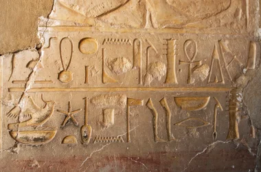 Antigüedad egipcia: detalle de una inscripción con cartucho y jeroglíficos que representan larga vida y prosperidad. Templo dedicado a la reina Hatshepsut (1479 a.C. - 1457 a.C.) Deir el Bahari, Egipto