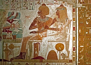 Antigüedad egipcia: pintura decorando la tumba de Userhat (TT56) alto funcionario del baño (dinastía XVIII) representándolo con su esposa Mutneferet recibiendo ofrendas