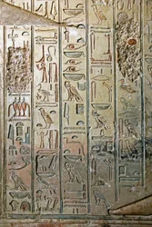 Antigüedad egipcia: relieve y jeroglíficos de la tumba de Kha em Het (Khaemhat) inspector de graneros y escriba en la corte de Amenofis III (TT57). Dinastía XVIII. 1530-1290 a.C. Valle de los Nobles. Luxor, Orilla Oeste, Egipto