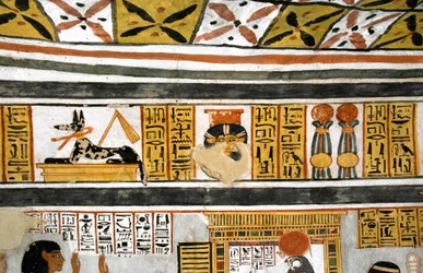 Antigüedad egipcia: representación de Anubis, Hathor y jeroglíficos. Tumba de Roy