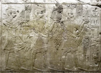 Antigüedad egipcia: representación de portadores de ofrendas. Bajo relieve de la Tumba del Visir Ramose (dinastía XVIII). Luxor, Tebas, Valle de los Nobles Egipto
