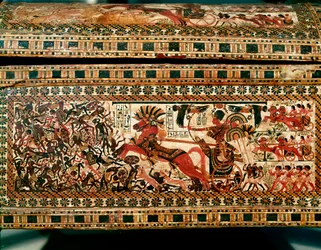 Antigüedad egipcia: pequeña caja de madera con escenas que representan al faraón Tutankamón persiguiendo nubios en su carro. Dinastía XVIII. De la tumba de Tutankamón (1345-1327 a.C.) Valle de los Reyes. Tebas. Dim. 61 cm. El Cairo, Museo Egipcio