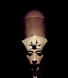 Antigüedad egipcia: estatua de Amenhotep IV (Amenofis IV o Akenatón) con la doble corona. 1301 a.C. Dinastía XVIII. (detalle) del Templo de Amón Ra en Tebas. Museo de Luxor, Egipto