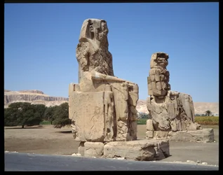 Antigüedad egipcia: vista del Coloso de Memnón, período de Amenofis III, nuevo imperio