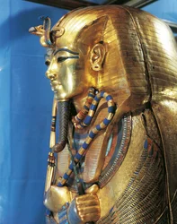 Civilización egipcia, sarcófago de Tutankamón, decorado en oro y piedras semipreciosas